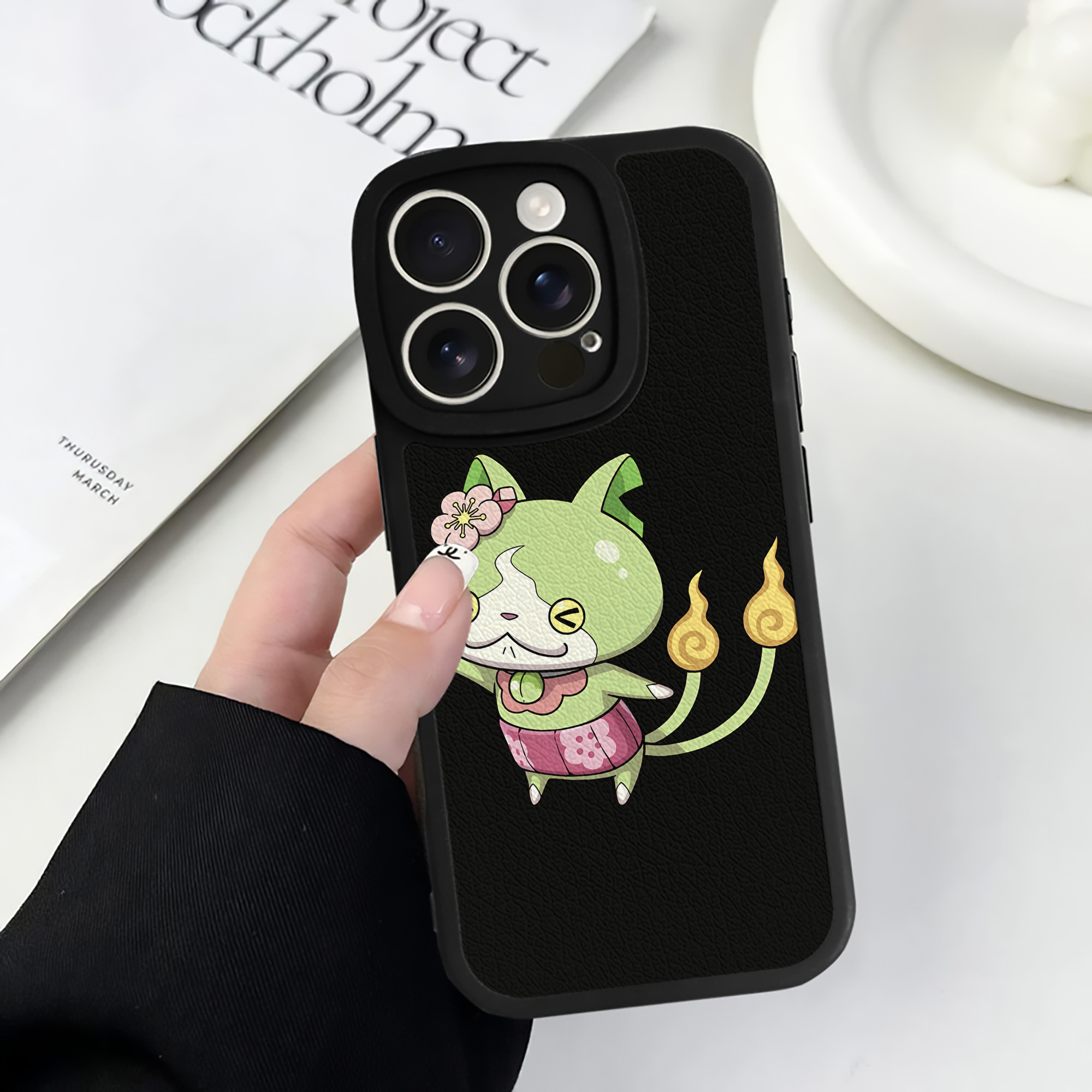 （画像用） 妖怪ウォッチ Yo-kai Watch 【iPhone 16シリーズ対応】シリコンスマホケース（レザー調） 材質：シリコン